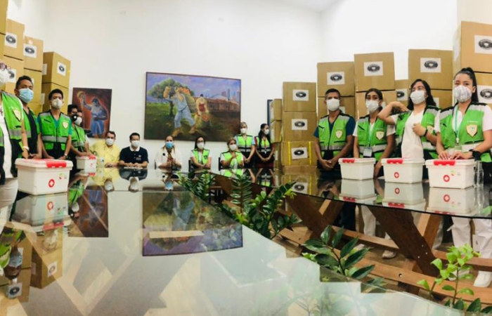 玻利維亞聖克魯斯市長(中)感恩臺灣慈濟基金會的幫助,表示將在人口眾多的地方進行篩檢,希望能夠有效的控制冠狀病毒的在玻利維亞的傳播。(玻利維亞慈濟志工提供)