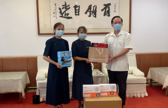 中央警察大學主任秘書霍春亨代表校方接受慈濟捐贈,並回贈紀念品。(照片:中央警察大學提供)