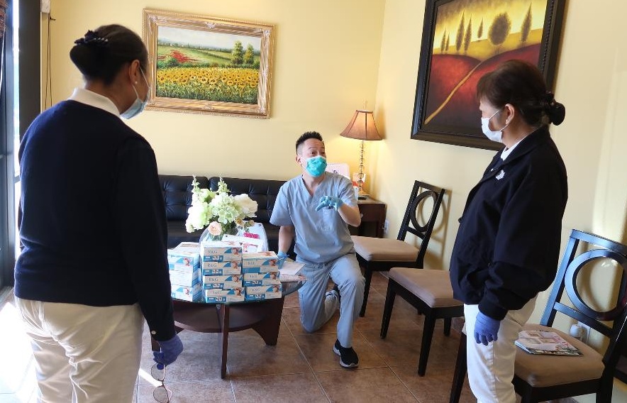 贈送五百個口罩,給目前主導社區牙科義診的阮帆醫師(Dr. Phan)診所,由他分配給牙醫師及藥劑師。(攝影者:鄭茹菁,地點:拉斯維加斯,日期:2020/03/30)
