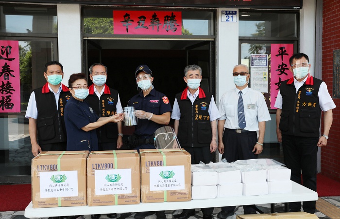 花蓮慈濟志工5月28日前往花蓮縣警察局捐贈防護面罩、PVC手套,蔡丁賢局長(右三)感恩慈濟守護員警。(攝影者:陳光華,地點:花蓮縣警察局,日期:2021/05/28)