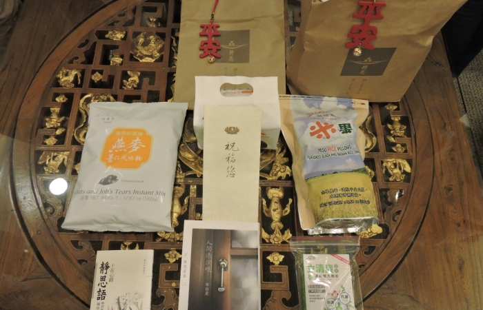 安心祝福包內有營食品、保健品、及心靈祝福品等三大品項共七項物資。營養品含五穀粉一大包、香積飯一袋及淨斯口糧一盒;保健品則是提升免疫力的保健品一盒;另外還有靜思語一冊或上人著書一本、愛心祝福卡和平安吊飾各一只,希望能給予人心正面力量,提升心靈免疫力。(攝影者:顏福江,地點:新北市政府,日期:2020/03/02)
