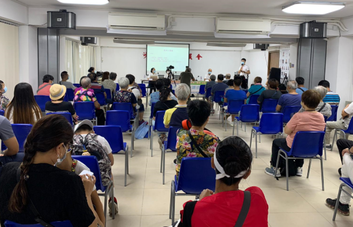 香港慈濟人醫會走入鄉村與不同鄉事委員會合辦三場講座。除此之外,還拍攝對疫苗的問與答影片及網上直播講座,觀看人數已達幾千人次。(照片:慈濟志工提供)