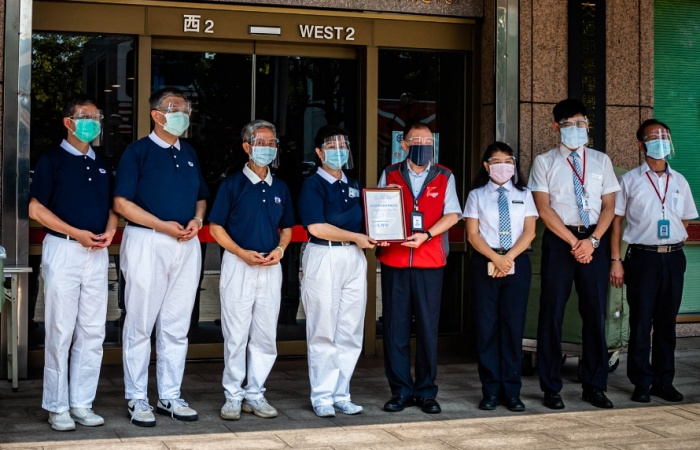 慈濟基金會在端午節致贈臺鐵六千三百片防護面罩,提供臺鐵各地站務員、各列車列車長、隨車工作人員等使用。(攝影者:王祝明,地點:臺北車站,日期:2021/06/10)