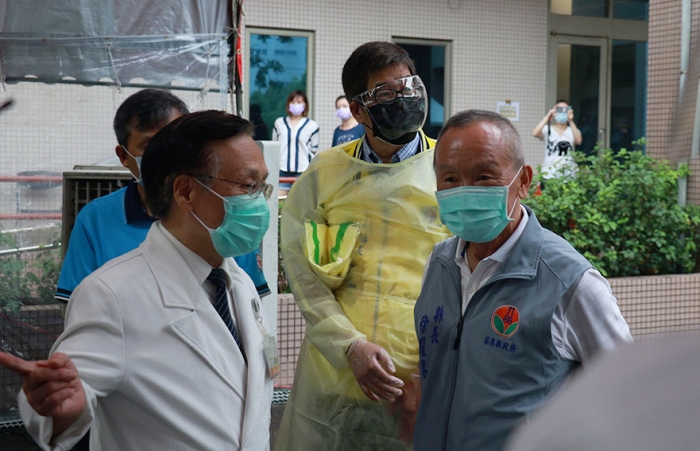 苗栗縣長徐耀昌趕到現場感謝臺中慈濟醫院簡院長率領醫護同仁來協助快篩。(攝影:賴廷翰,地點:苗栗竹南科學園區社區公園快篩站,日期:2021/06/06)