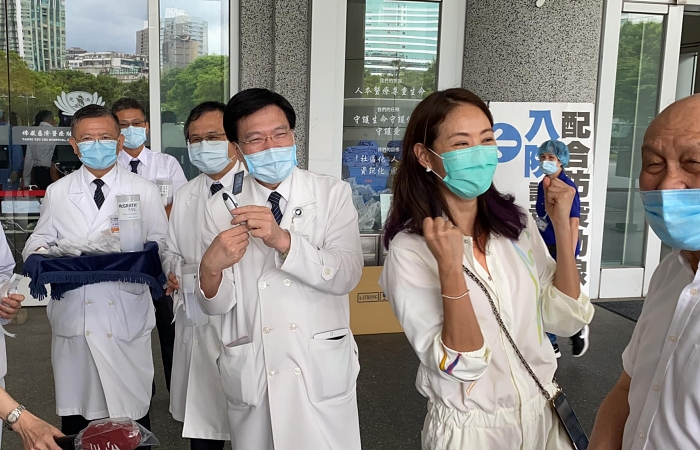 賈永婕在粉絲專頁PO文指出,「這次就是抱定主意跟死病毒拼了,醫護人員要什麼她就補上,殺死病毒不手軟,大家一起拚一波。」(照片:臺北慈院提供)