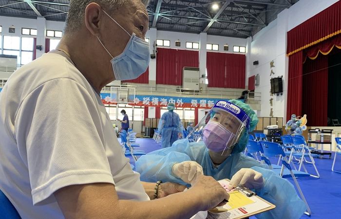 逸貞老師跟校內師長商借四十個板夾帶至現場,讓鄉親們在填寫資料時更方便。(照片:慈大附中提供)