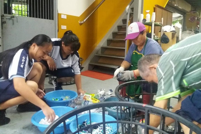 在阿泰與燕燕的帶動下,更多同學願意付出時間來幫忙做環保,年輕的身影也鼓舞了環保站裡的志工,感覺增添希望。(攝影者:洪素養,地點:臺中烏日九德環保站,日期:2020/07/28)