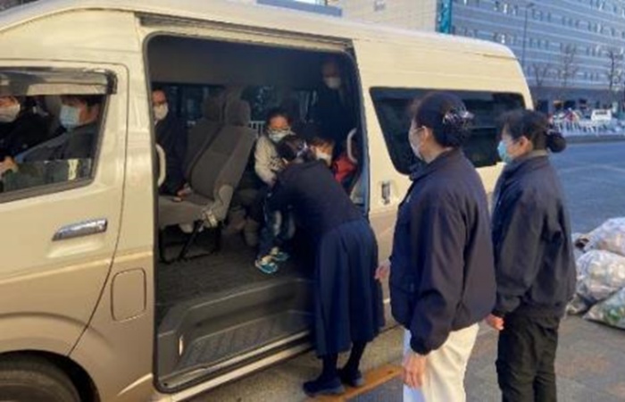 代表處領事部前來接嬤孫二人前往機場,志工們依依不捨殷殷叮嚀道珍重。(慈濟志工提供)