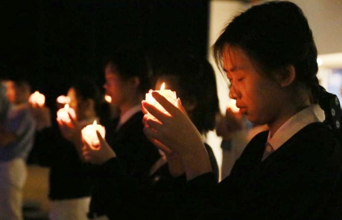 中西洛慈少及家長祈禱疫情早日平弭,祈求天下無災無難。(攝影者:駱淑麗 地點:慈濟聖谷愛滿地聯絡處 日期:2020/02/07)